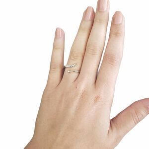 CHIC Wrap Around Finger Feather Unique Ring Adjust